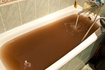 Нефть из крана: костромичи возмущены качеством воды в домах